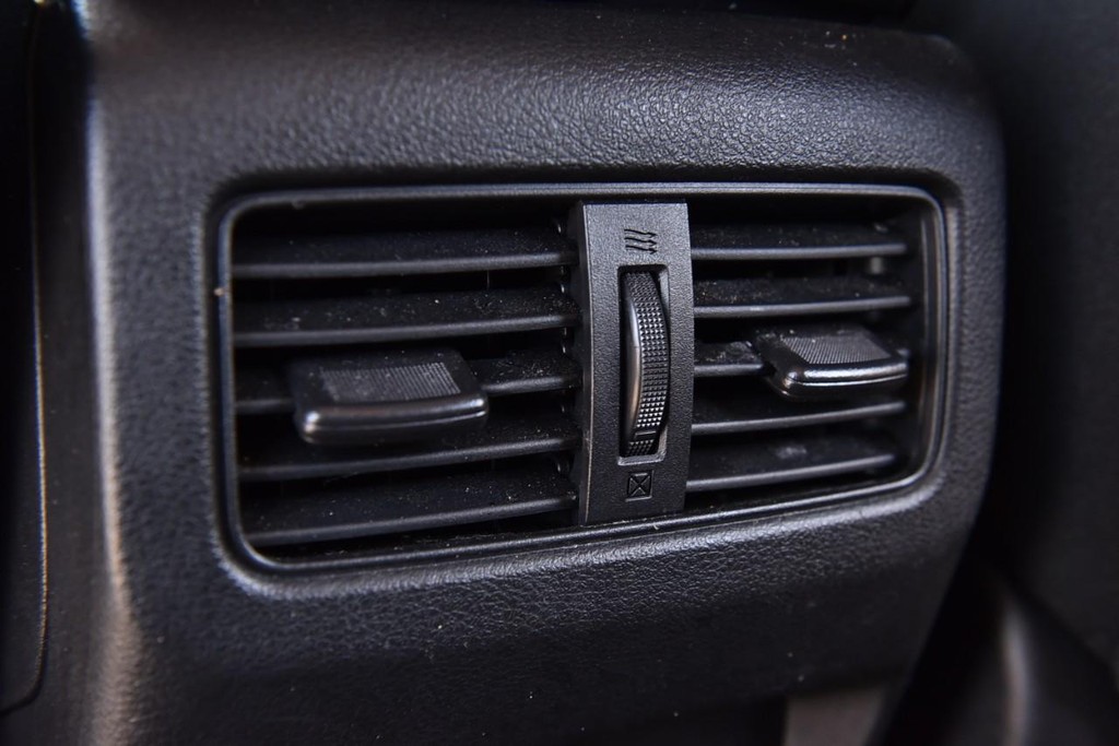 Nissan Rogue Vehicle Full-screen Gallery Image 21
