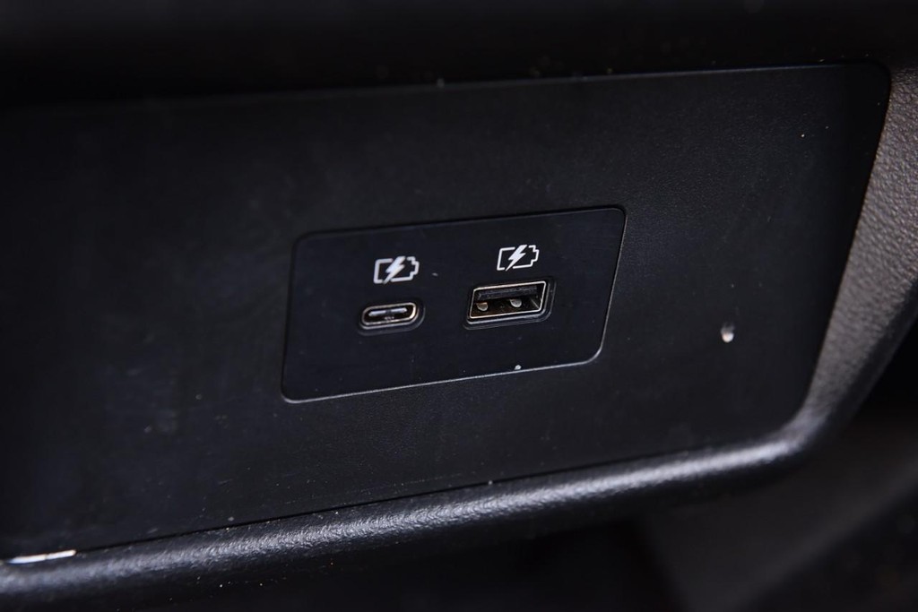 Nissan Rogue Vehicle Full-screen Gallery Image 22