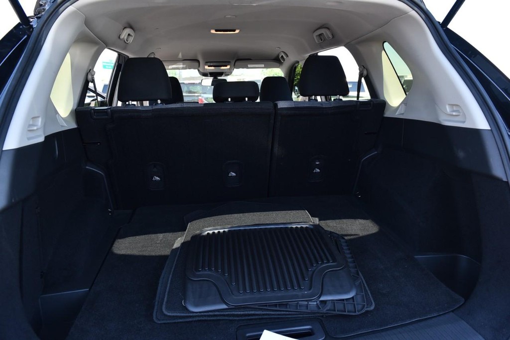 Nissan Rogue Vehicle Full-screen Gallery Image 23