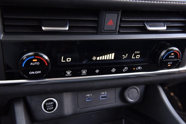 Nissan Rogue Vehicle Image 14