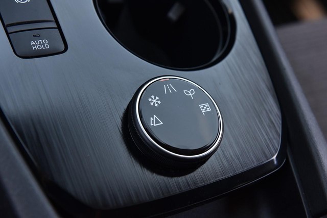 Nissan Rogue Vehicle Image 16