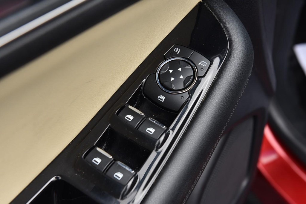 Ford Edge Vehicle Full-screen Gallery Image 08