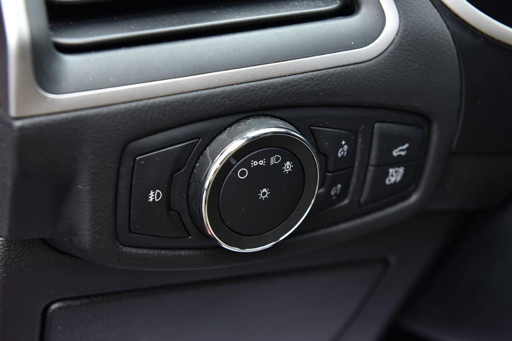 Ford Edge Vehicle Full-screen Gallery Image 10