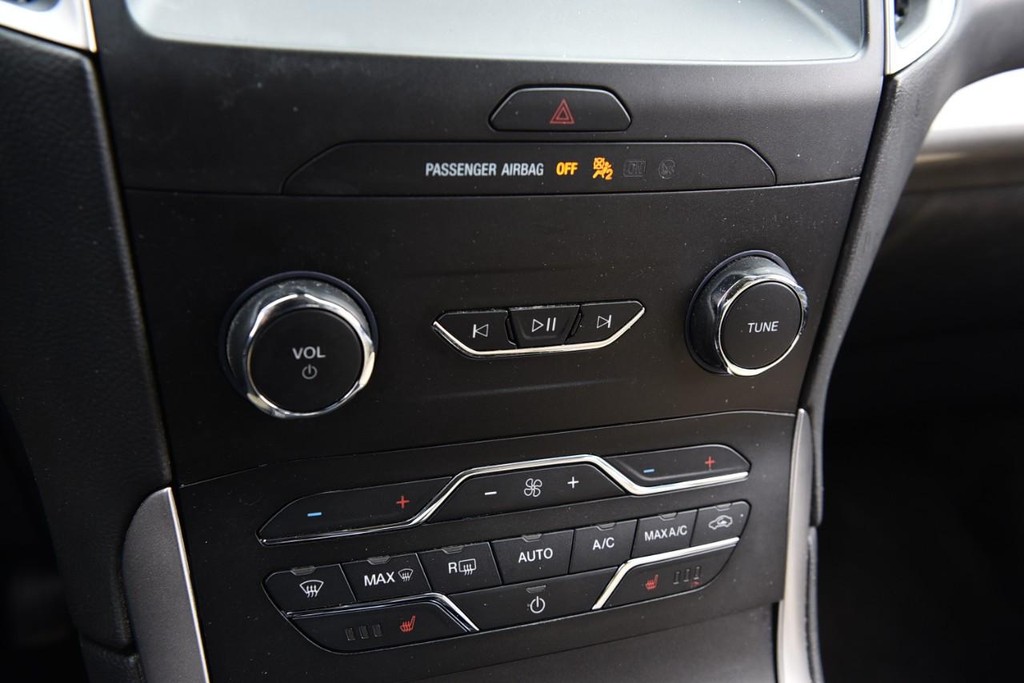 Ford Edge Vehicle Full-screen Gallery Image 14