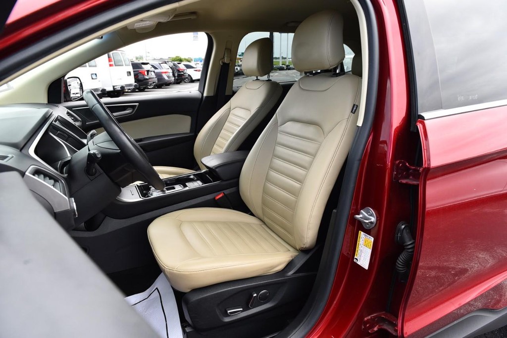 Ford Edge Vehicle Full-screen Gallery Image 17