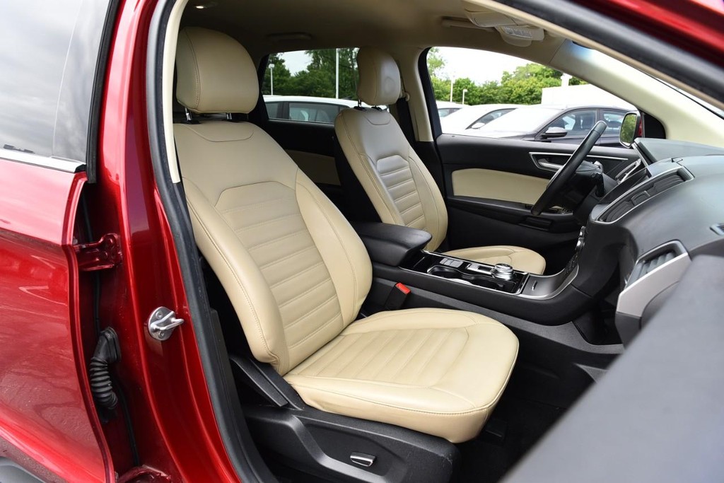 Ford Edge Vehicle Full-screen Gallery Image 18