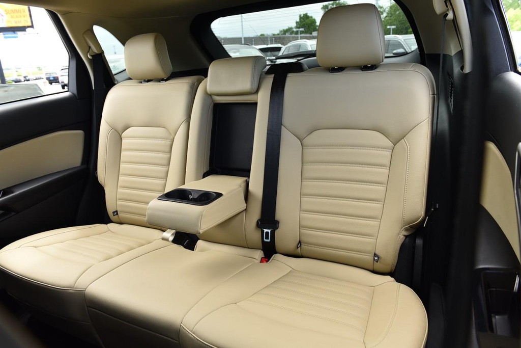 Ford Edge Vehicle Full-screen Gallery Image 19