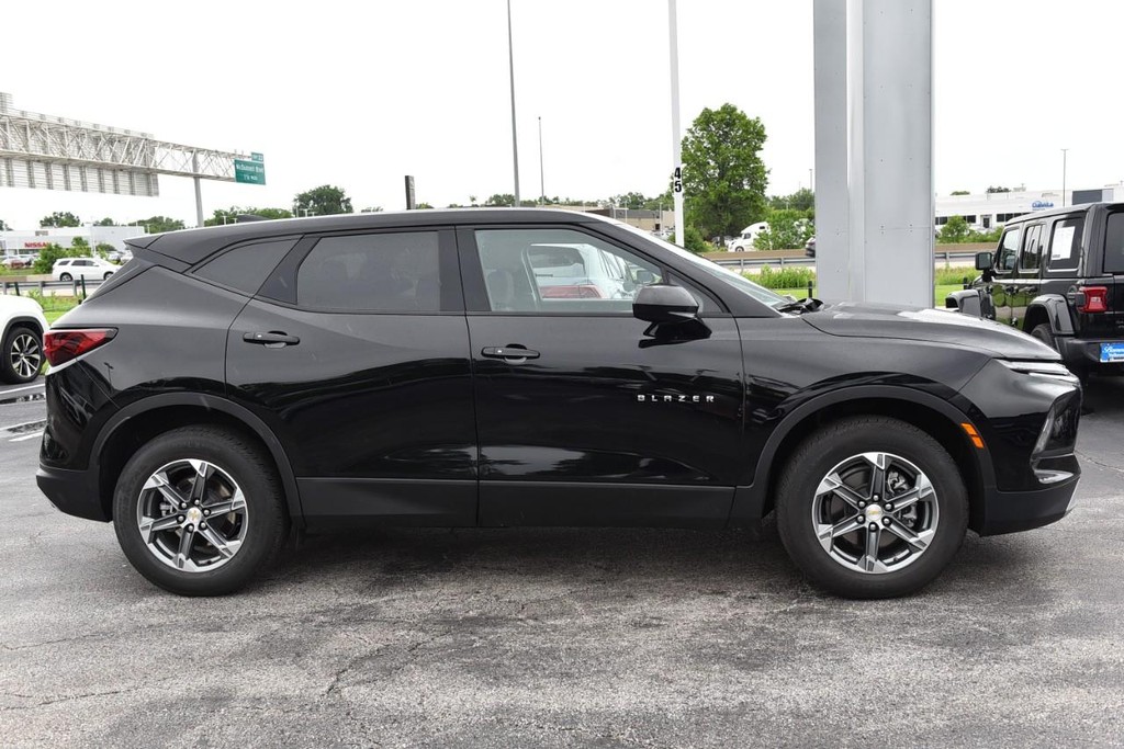 Chevrolet Blazer Vehicle Full-screen Gallery Image 05