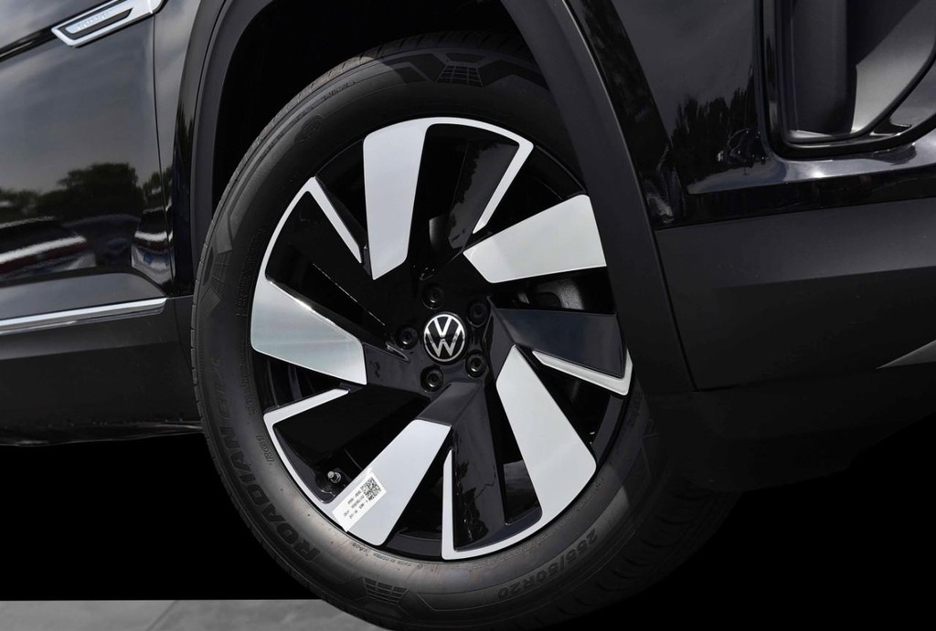 Volkswagen Atlas Cross Sport Vehicle Full-screen Gallery Image 3