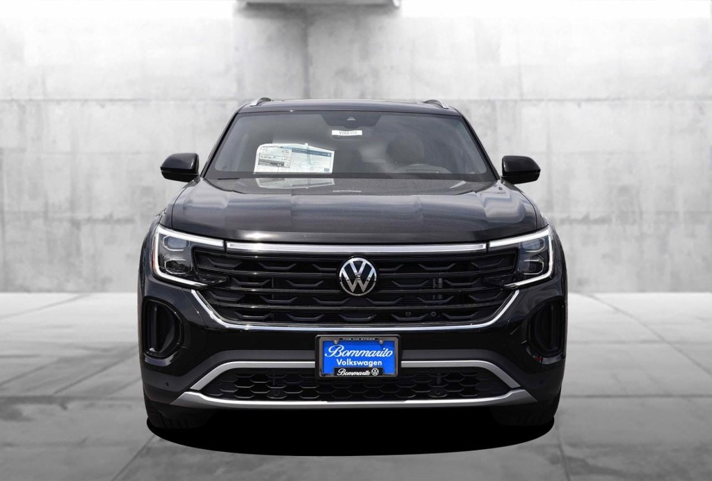 Volkswagen Atlas Cross Sport Vehicle Full-screen Gallery Image 4