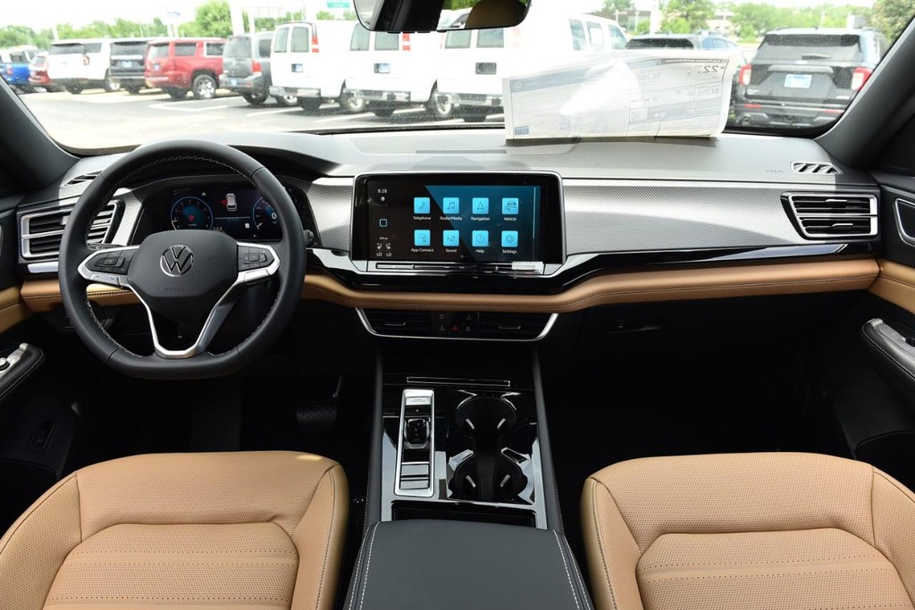 Volkswagen Atlas Cross Sport Vehicle Full-screen Gallery Image 7