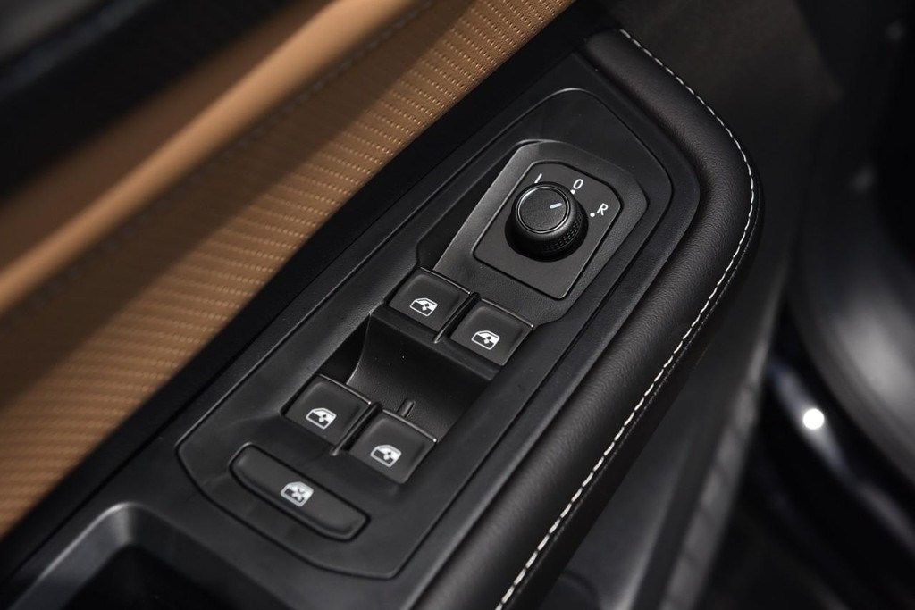Volkswagen Atlas Cross Sport Vehicle Full-screen Gallery Image 8
