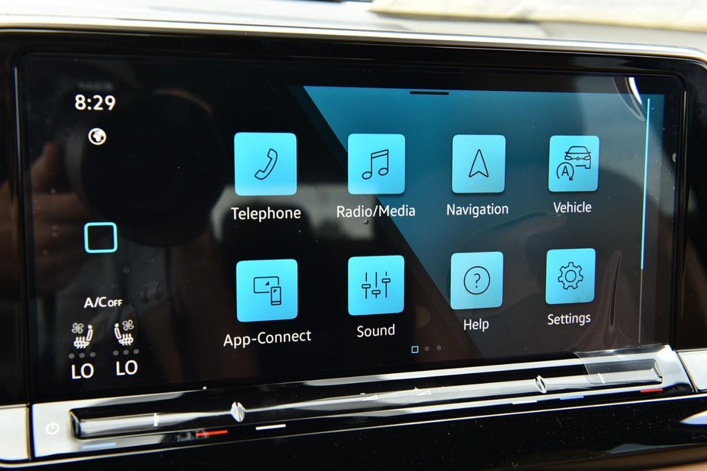 Volkswagen Atlas Cross Sport Vehicle Full-screen Gallery Image 13