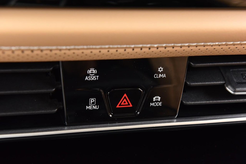 Volkswagen Atlas Cross Sport Vehicle Full-screen Gallery Image 14