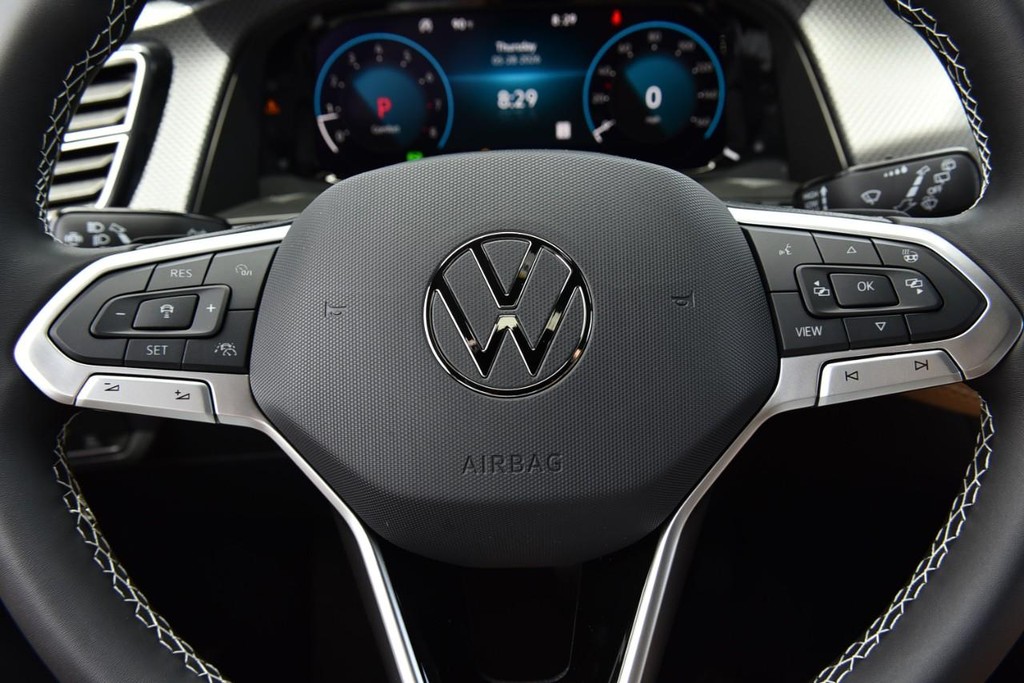 Volkswagen Atlas Cross Sport Vehicle Full-screen Gallery Image 17