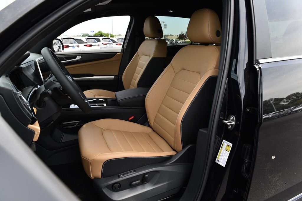Volkswagen Atlas Cross Sport Vehicle Full-screen Gallery Image 18