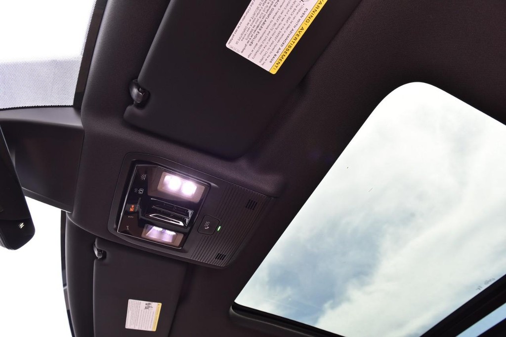 Volkswagen Atlas Cross Sport Vehicle Full-screen Gallery Image 20