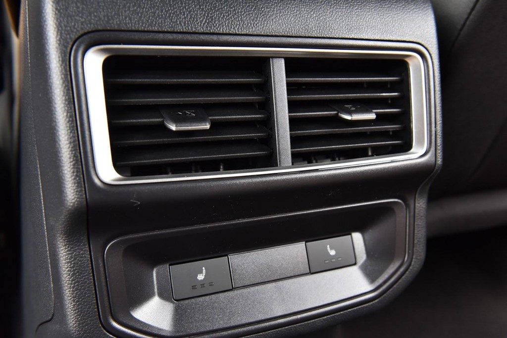 Volkswagen Atlas Cross Sport Vehicle Full-screen Gallery Image 22