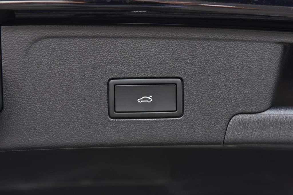 Volkswagen Atlas Cross Sport Vehicle Full-screen Gallery Image 25