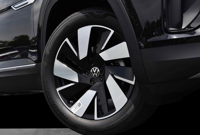 Volkswagen Atlas Cross Sport Vehicle Image 03
