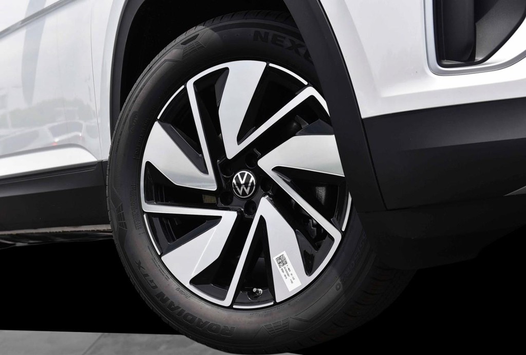 Volkswagen Atlas Vehicle Full-screen Gallery Image 3