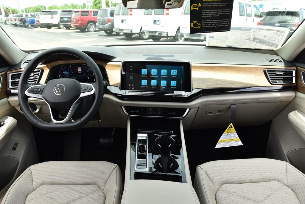 Volkswagen Atlas Vehicle Full-screen Gallery Image 7