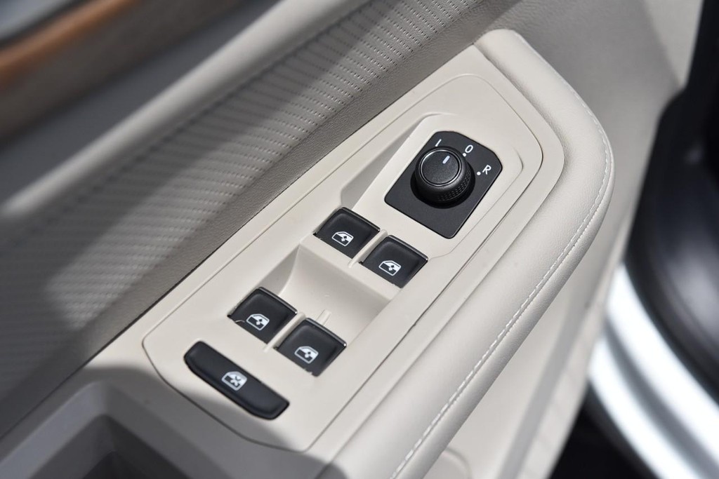 Volkswagen Atlas Vehicle Full-screen Gallery Image 8