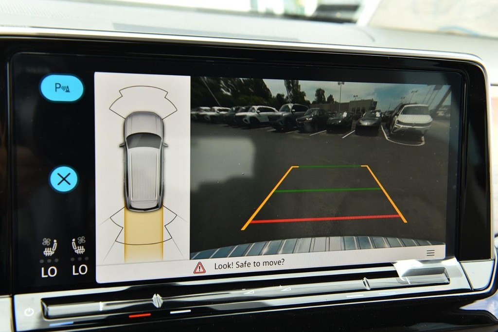 Volkswagen Atlas Vehicle Full-screen Gallery Image 12