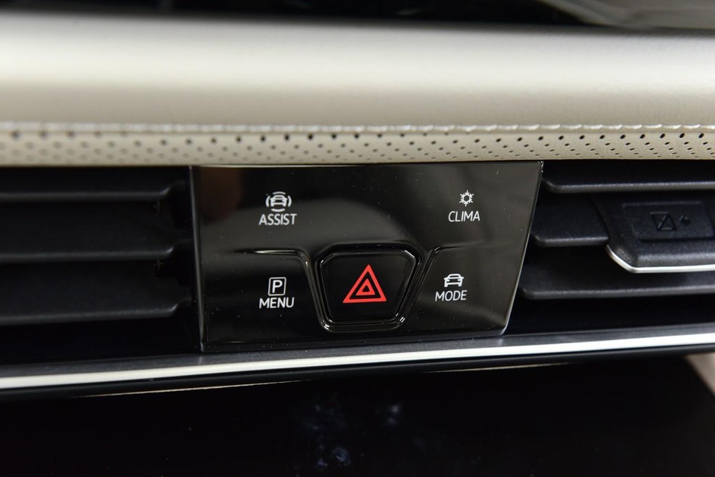 Volkswagen Atlas Vehicle Full-screen Gallery Image 14