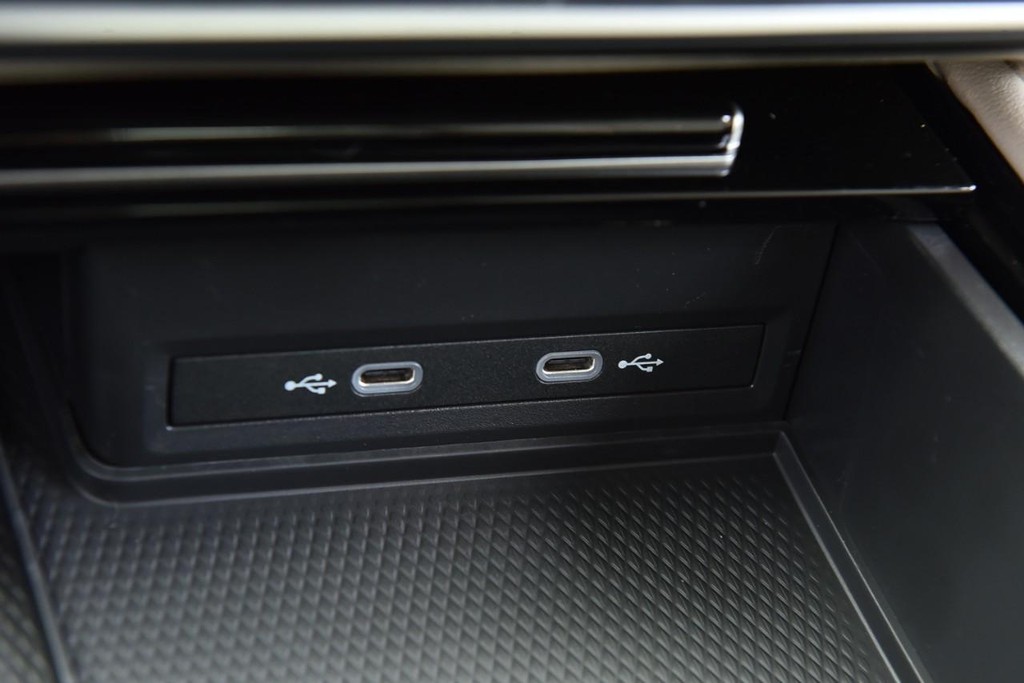 Volkswagen Atlas Vehicle Full-screen Gallery Image 15
