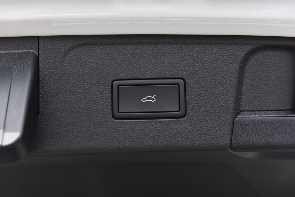 Volkswagen Atlas Vehicle Full-screen Gallery Image 24