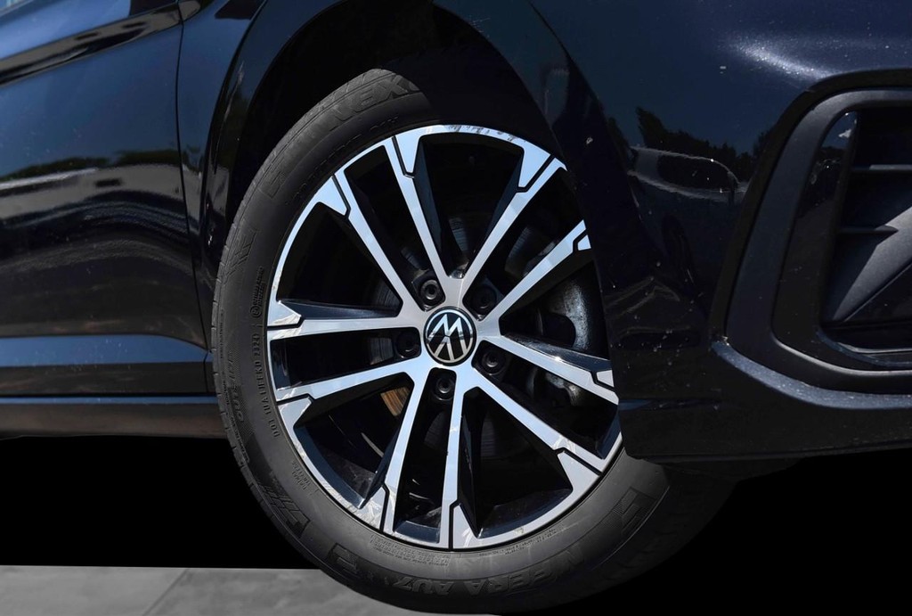 Volkswagen Jetta Vehicle Full-screen Gallery Image 3