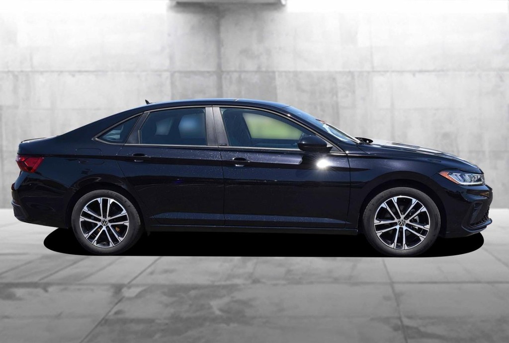 Volkswagen Jetta Vehicle Full-screen Gallery Image 5