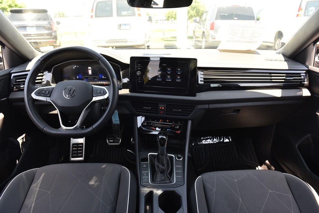 Volkswagen Jetta Vehicle Full-screen Gallery Image 7