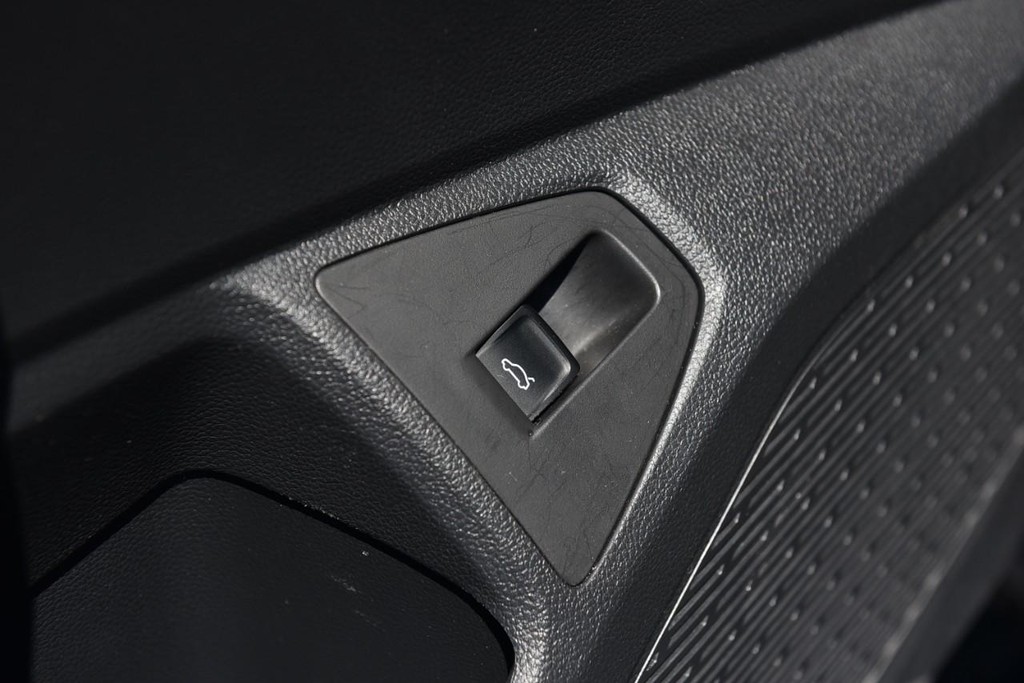 Volkswagen Jetta Vehicle Full-screen Gallery Image 9