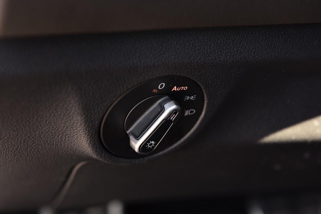 Volkswagen Jetta Vehicle Full-screen Gallery Image 11