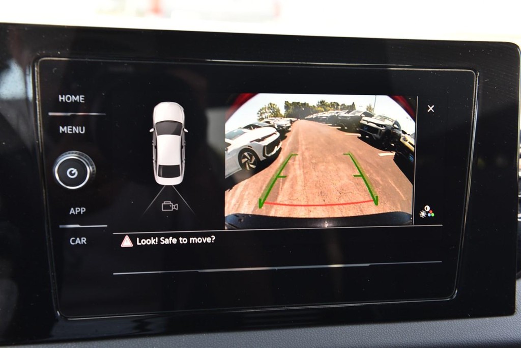 Volkswagen Jetta Vehicle Full-screen Gallery Image 13