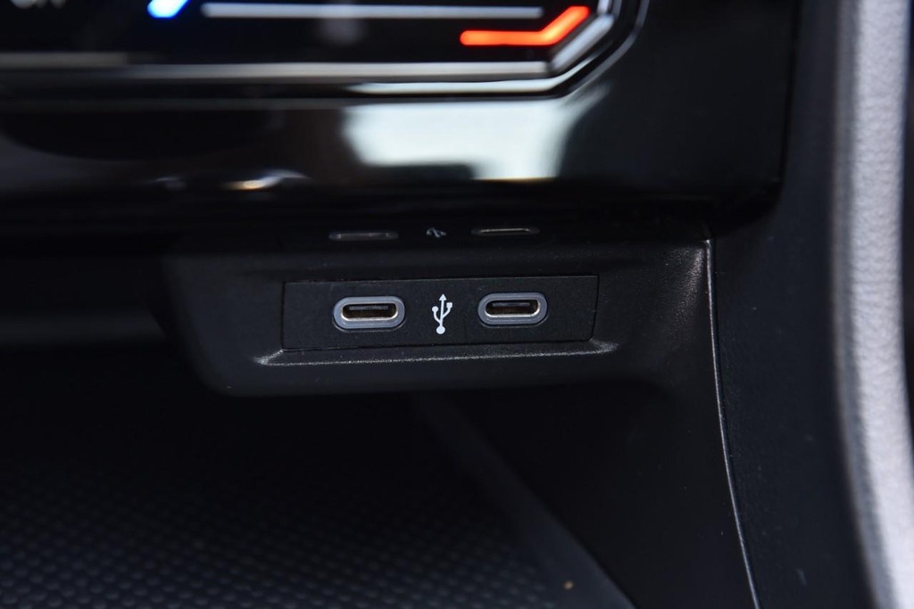 Volkswagen Jetta Vehicle Full-screen Gallery Image 16