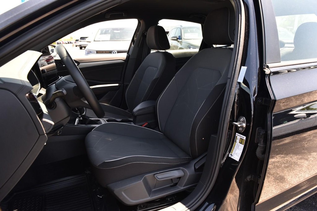 Volkswagen Jetta Vehicle Full-screen Gallery Image 19