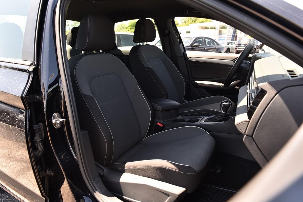 Volkswagen Jetta Vehicle Full-screen Gallery Image 20