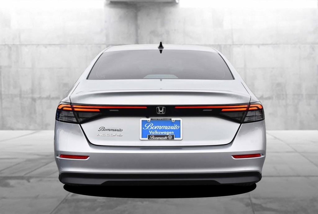 Honda Accord Sedan Vehicle Full-screen Gallery Image 6