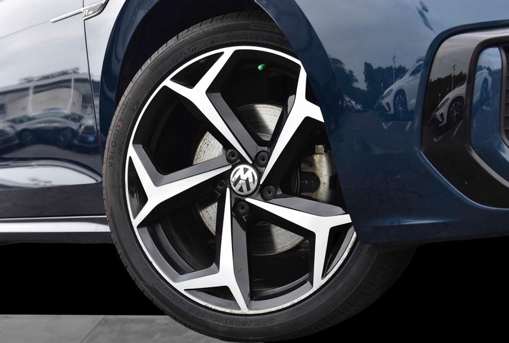Volkswagen Passat Vehicle Full-screen Gallery Image 3