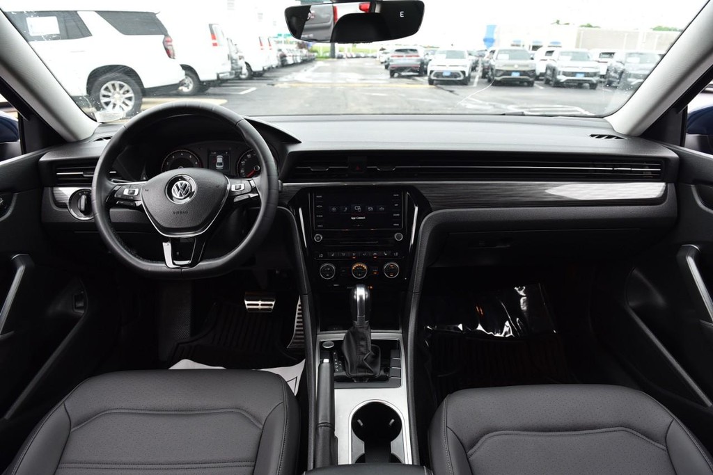 Volkswagen Passat Vehicle Full-screen Gallery Image 7