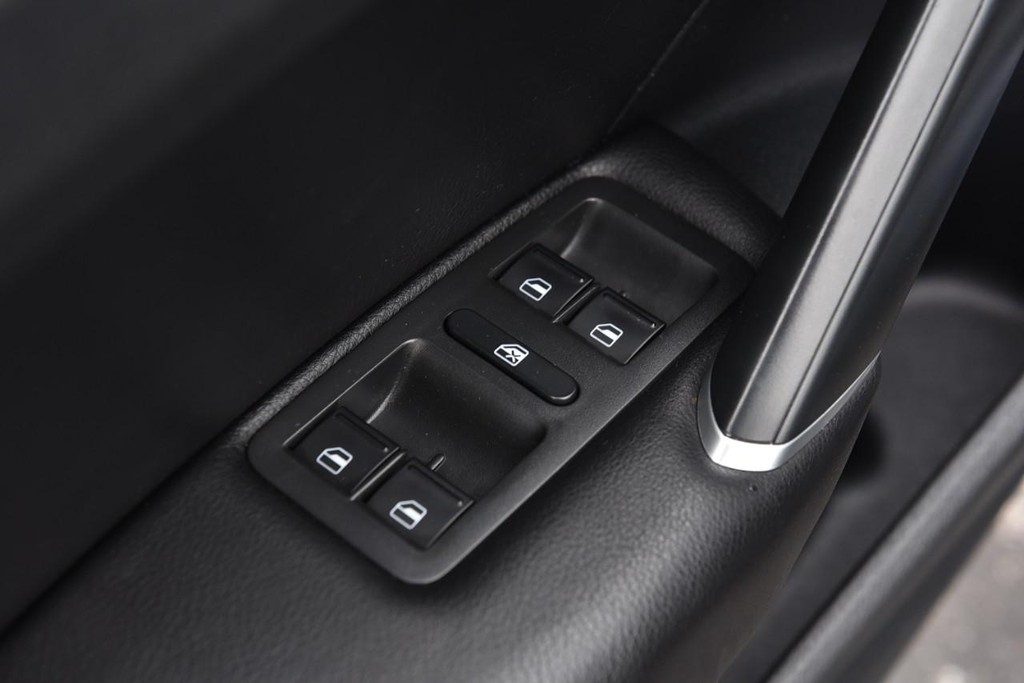 Volkswagen Passat Vehicle Full-screen Gallery Image 8