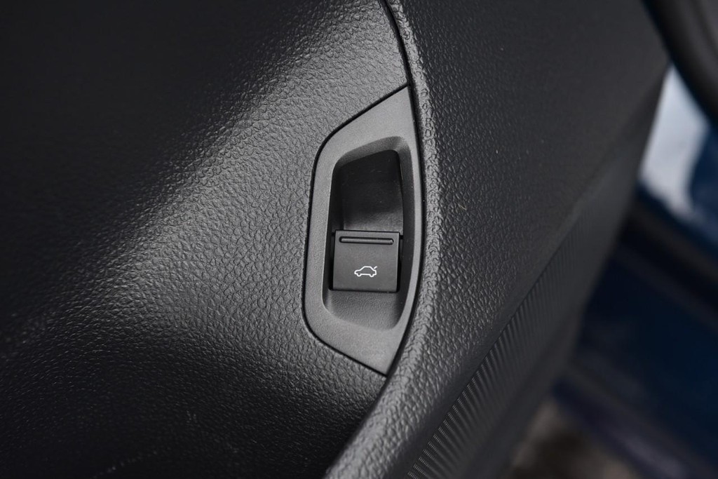 Volkswagen Passat Vehicle Full-screen Gallery Image 9