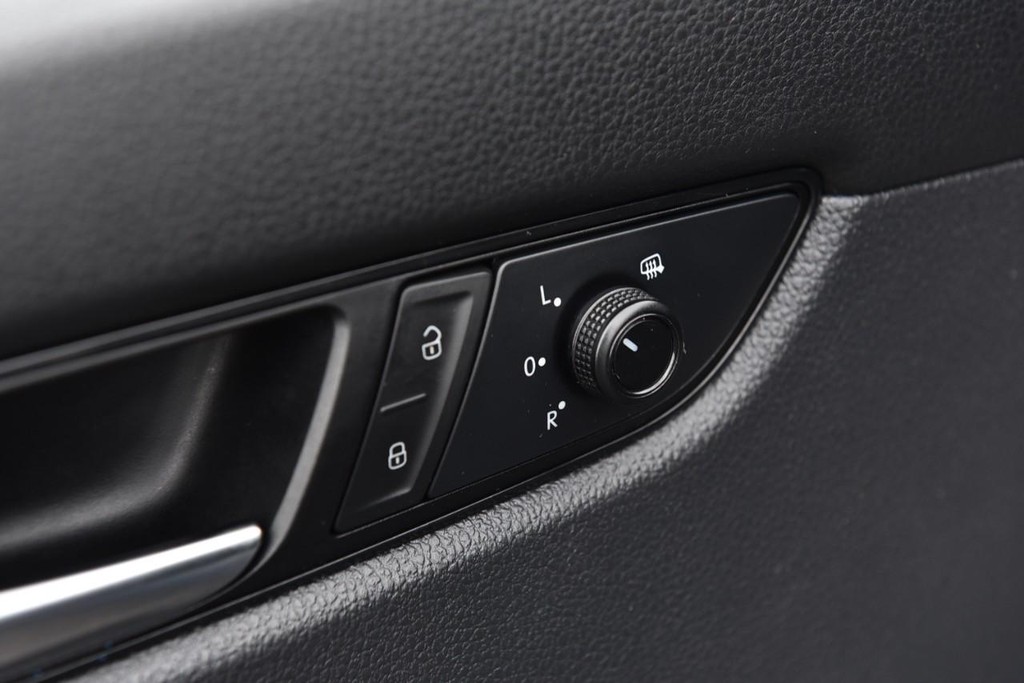 Volkswagen Passat Vehicle Full-screen Gallery Image 10