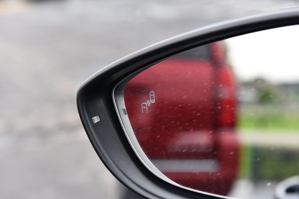 Volkswagen Passat Vehicle Full-screen Gallery Image 11