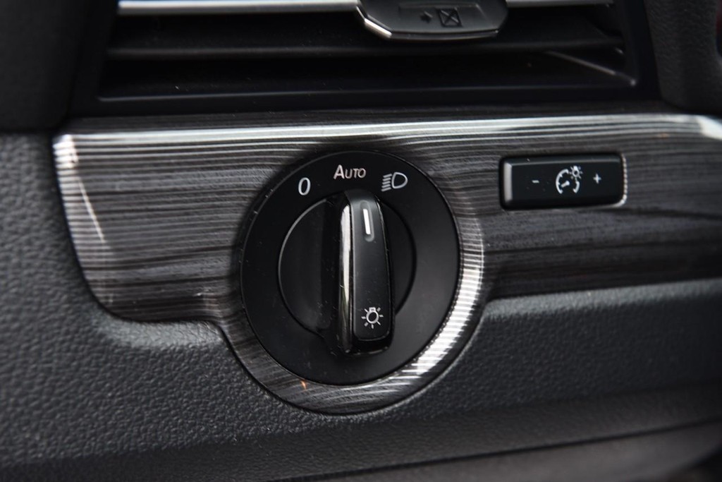 Volkswagen Passat Vehicle Full-screen Gallery Image 12