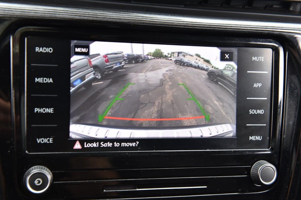 Volkswagen Passat Vehicle Full-screen Gallery Image 14