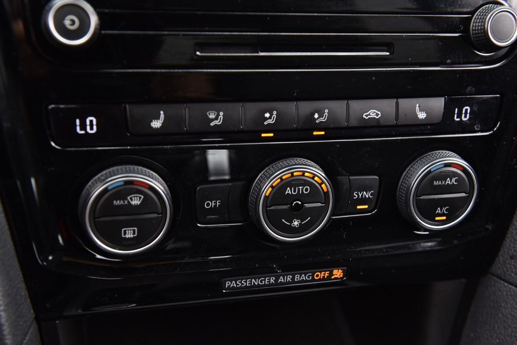 Volkswagen Passat Vehicle Full-screen Gallery Image 15